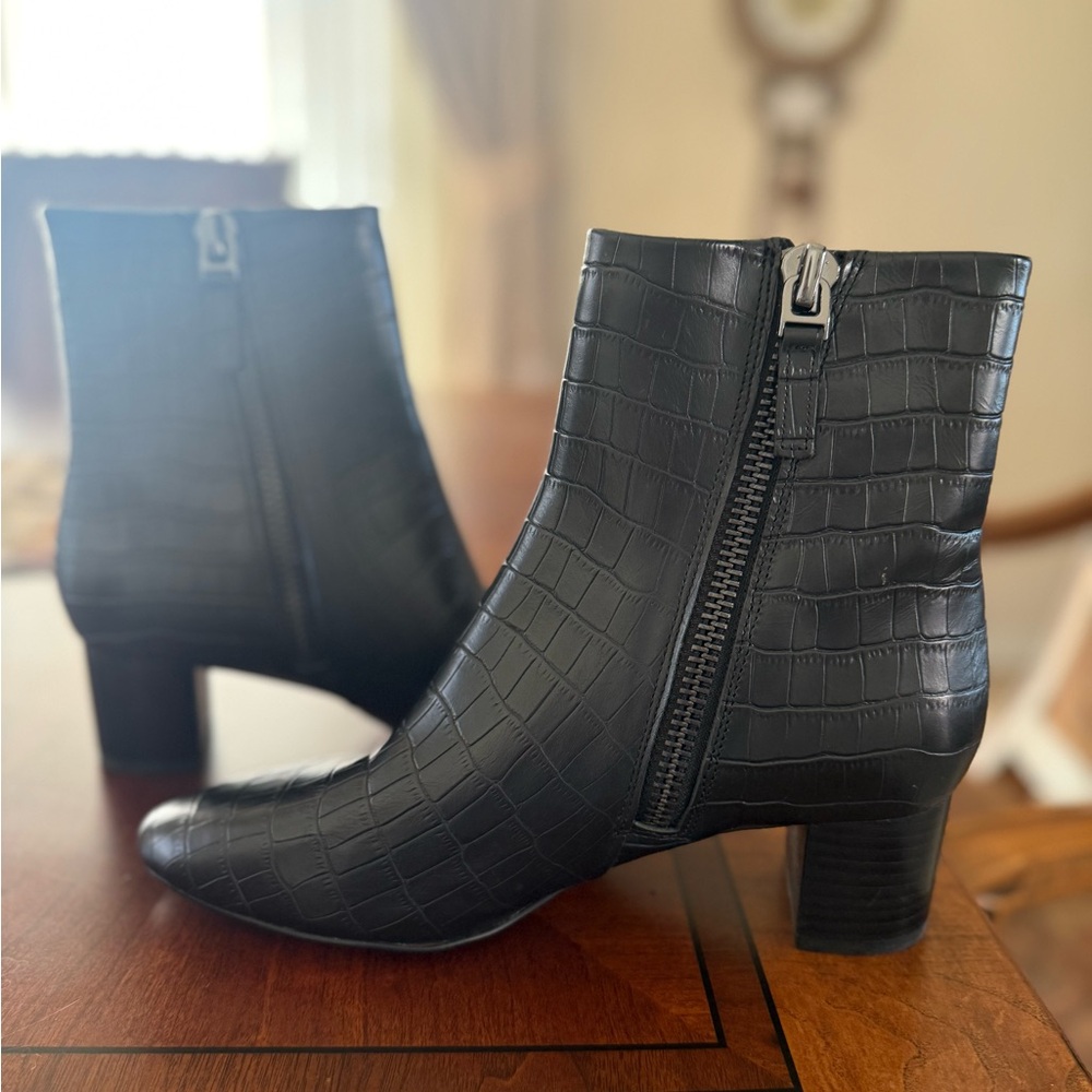 NWOT Banana Republic Boots -size 7.5